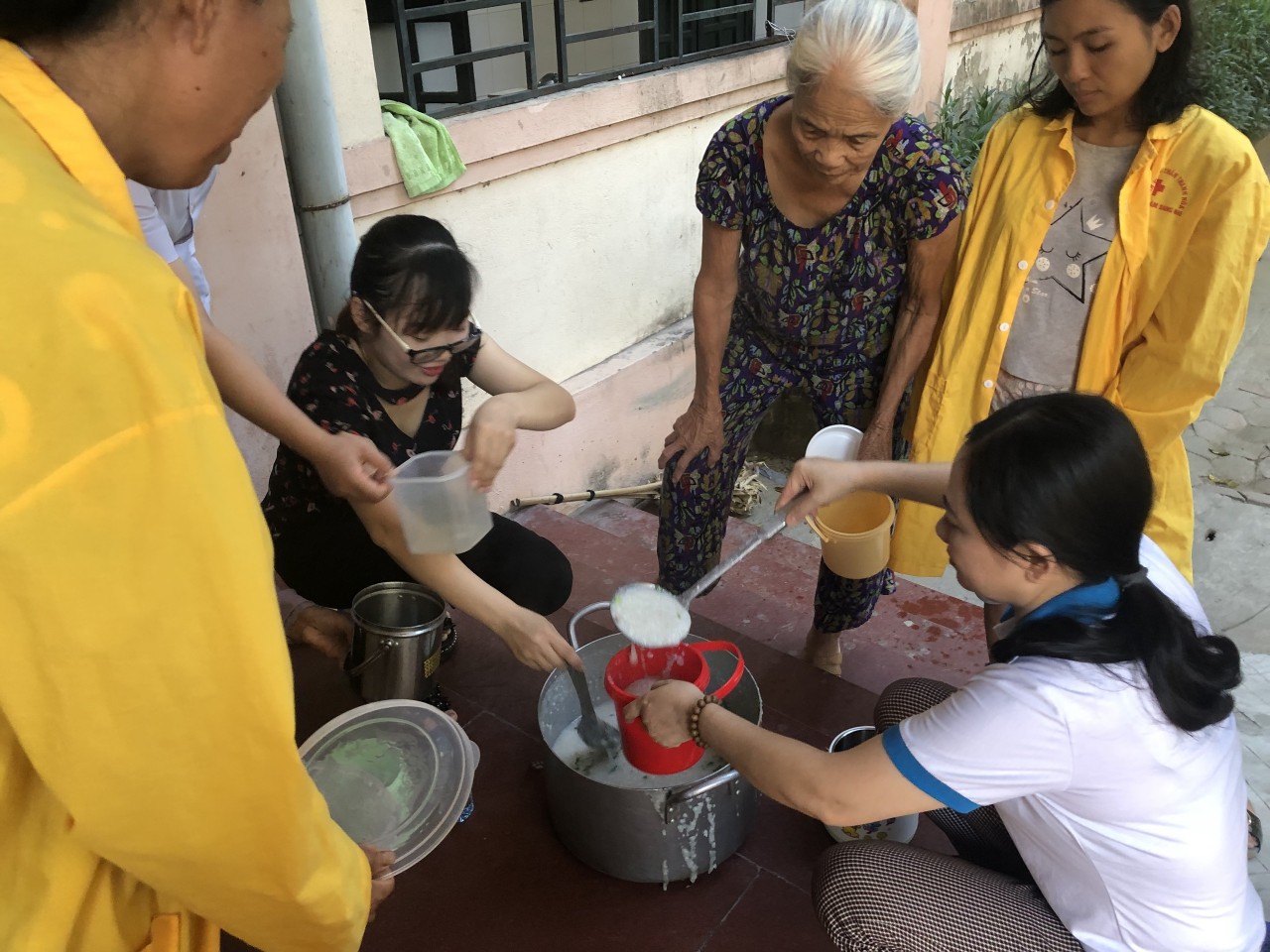 Hoạt động tình nguyện của trường Cao Đẳng Bách khoa Việt Nam