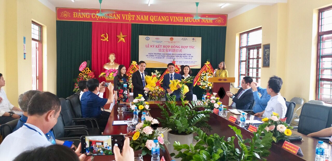  Lễ ký kết hợp đồng hợp tác giữa trường cao đẳng Bách Khoa Việt Nam và công ty cổ phần liên minh tiến bộ quốc tế EK 