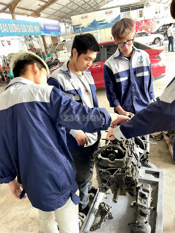 Học Công nghệ Kỹ thuật Ô tô có dễ xin việc không? Góc nhìn thực tế từ VCST