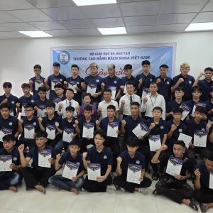 Tân sinh viên K14 Công nghệ Ô tô rộn ràng nhập học: 50 câu chuyện, chung một điểm khởi đầu